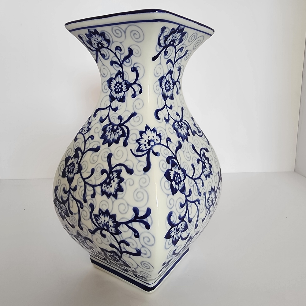 Chinoiserie-style Floral Pattern Vase - Picture 2 of 4
